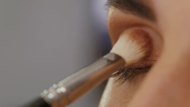 Mulher no salão de beleza fazendo maquiagem — Vídeo de Stock