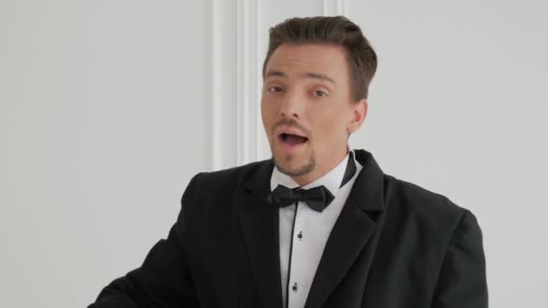 Portrait of guy sings in luxury room — Stock Video
