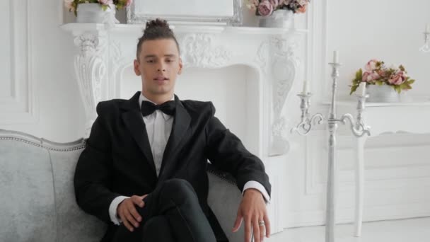 Ragazzo elegante in un interno di lusso — Video Stock