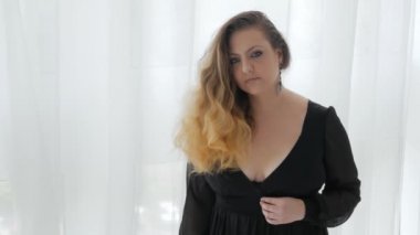 Elbise içinde artı boyutu modeli
