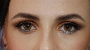 Güzel kız gözlerini kapatır