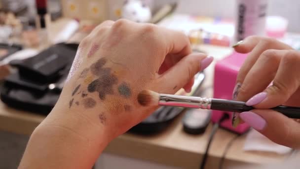 Makeup artist hands mix shadows — Stock Video
