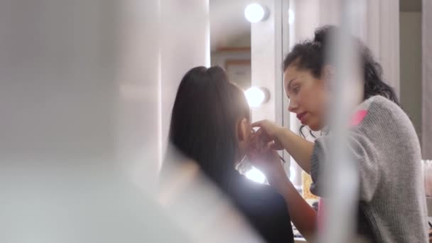 Клієнтська жінка в салоні краси — стокове відео