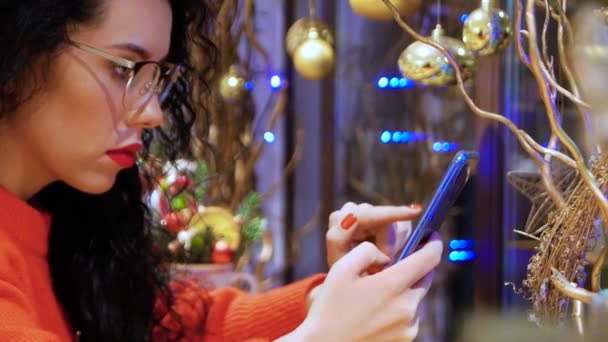 Akıllı telefonu tutan gözlüklü kız — Stok video