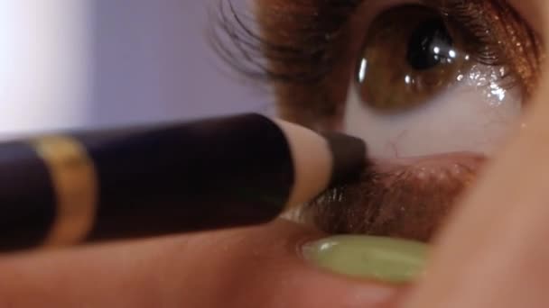 Maquiagem artista aplicando eyeliner — Vídeo de Stock