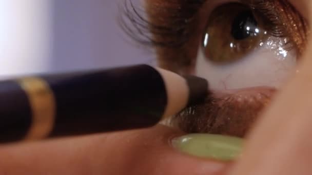 Visagist toepassing van eyeliner — Stockvideo