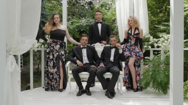 Zpěváci zpívají v luxusních bílých Arboru — Stock video