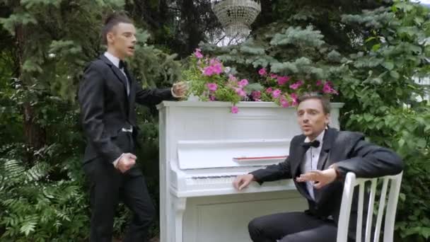 Sångare sjunger på piano bakgrund — Stockvideo