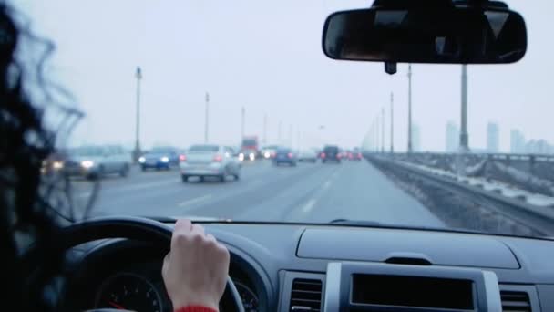 Auto fährt in Zeitlupe — Stockvideo