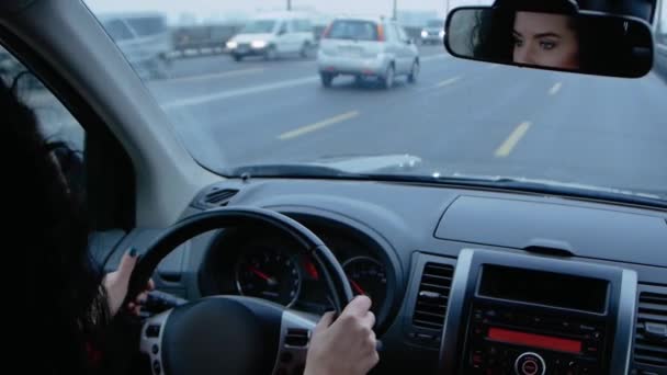 Жінка водіння автомобіля — стокове відео