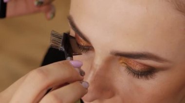 Güzel esmer tarak kirpikler