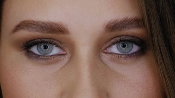 Blaue Augen in Großaufnahme — Stockvideo