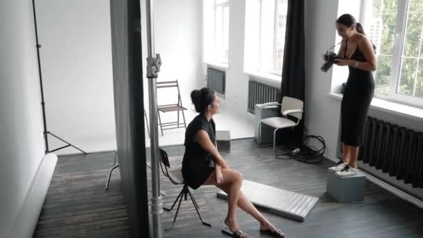 Fotograf arbeitet mit Model — Stockvideo