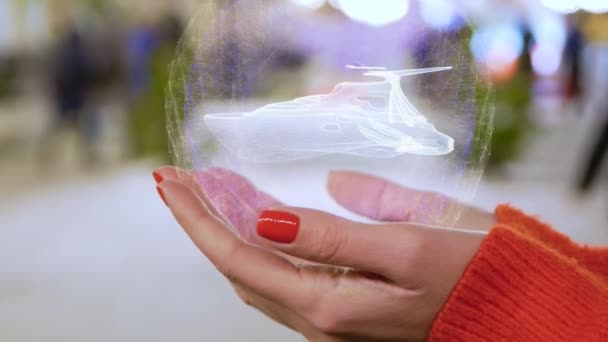 Mãos femininas segurando holograma iate de luxo — Vídeo de Stock