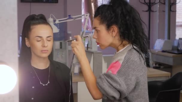 Profesionální make-up sprej — Stock video