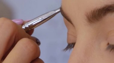 Profesyonel kaş çizer