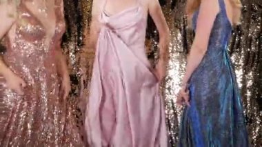 Üç kız eğleniyor.