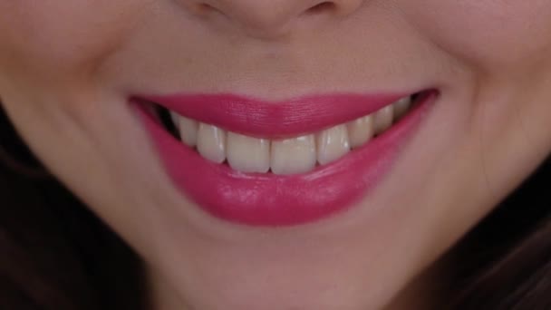 Primer plano en la sonrisa hermosa — Vídeos de Stock