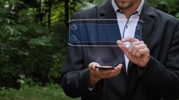 Zakenman gebruikt hologram met tekst 5g — Stockvideo