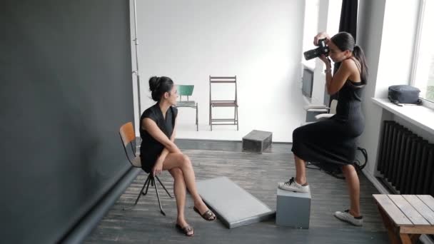 Fotógrafo trabajando con modelo — Vídeos de Stock