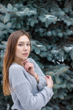 Kız Noel ağacının yanında elini tutar