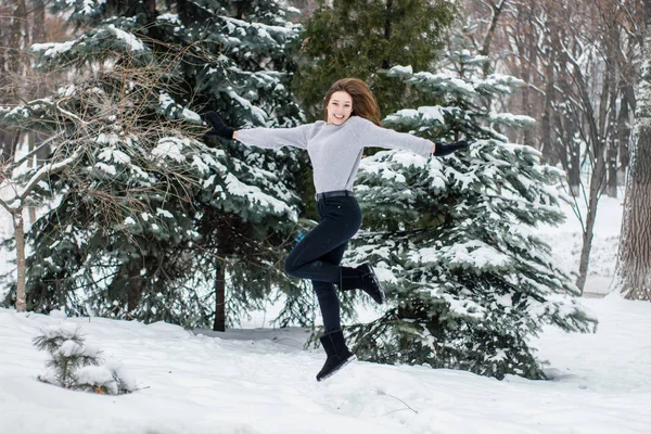 Mladá žena užívající Sněžné počasí — Stock fotografie