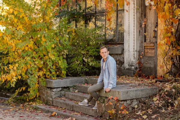 Хлопець в повсякденному одязі в старовинному осінньому парку — стокове фото