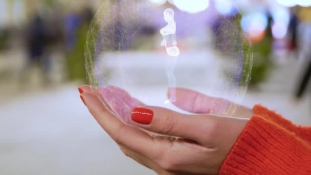 Manos femeninas sosteniendo holograma con cuerpo femenino en lencería — Vídeo de stock