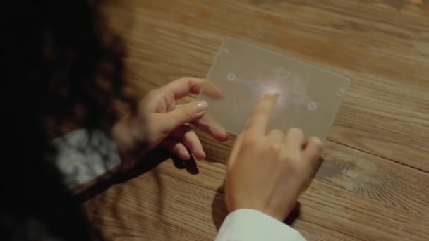 Hände halten Tablet mit einfachem Cyborg — Stockvideo