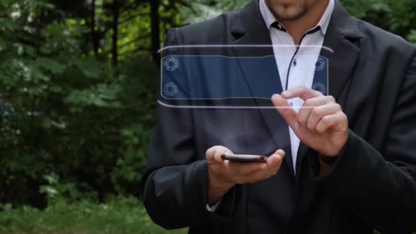 Zakenman gebruikt hologram met tekstkoop service — Stockvideo