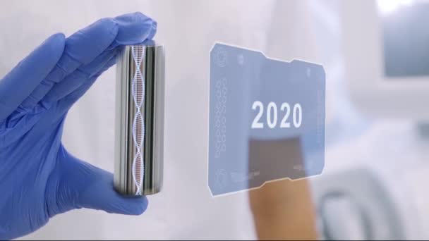 Hand i handske med hologram 2020 — Stockvideo