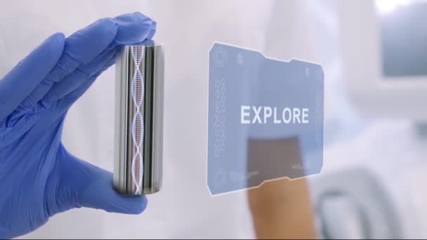Mão na luva com holograma Explore — Vídeo de Stock