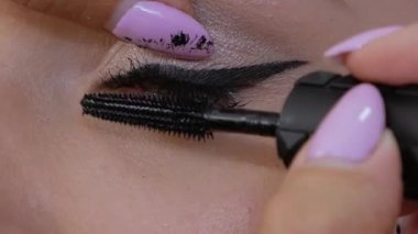 Güzel esmer maskara kullanır