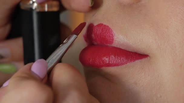 Maskenbildnerin trägt Lippenstift auf — Stockvideo