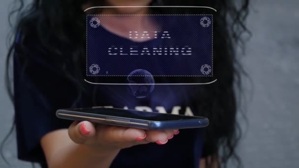 Mujer mostrando holograma HUD Limpieza de datos — Vídeos de Stock
