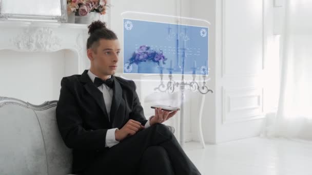Mladý muž používá hologram podnikání — Stock video