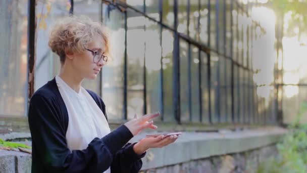Блондинка использует голограмму Получить мгновенный доступ — стоковое видео