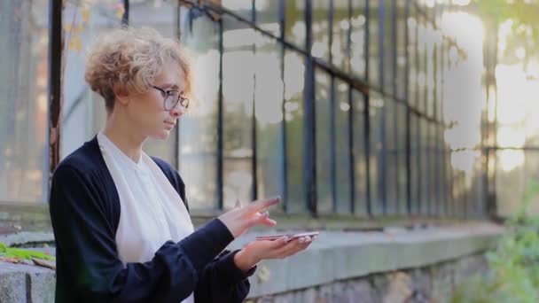 Блондинка использует голограмму "Начни сначала" — стоковое видео