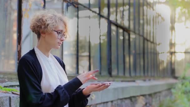 Blondýnka používá hologram Vítejte — Stock video