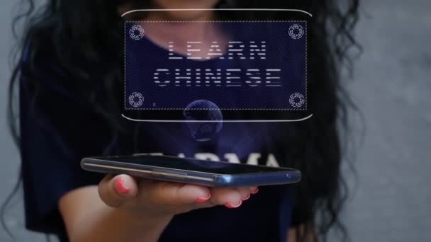 Vrouw toont Hud hologram Chinees leren — Stockvideo