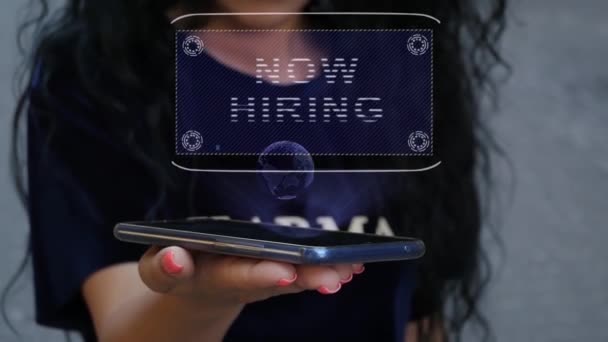 Mulher mostrando holograma HUD agora contratação — Vídeo de Stock