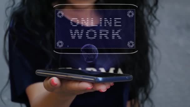 Vrouw toont Hud hologram Online werk — Stockvideo