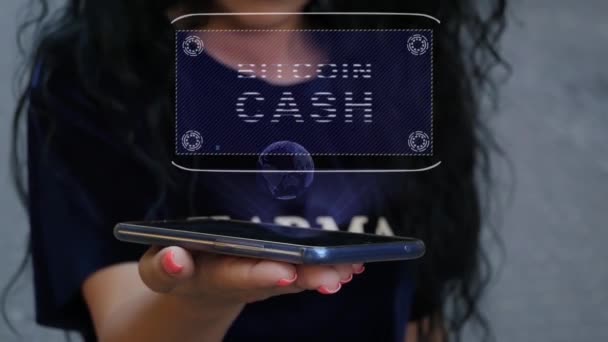Nő mutatja Hud hologram Bitcoin készpénz — Stock videók