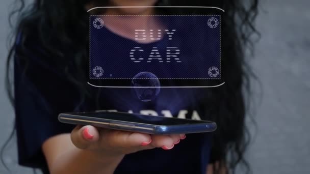 Mujer mostrando HUD holograma Comprar coche — Vídeos de Stock