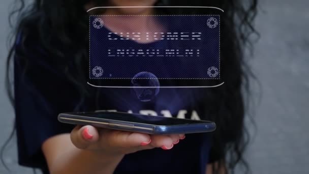 Mujer mostrando holograma HUD Compromiso del cliente — Vídeo de stock