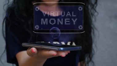 Hud hologramını gösteren kadın Sanal para