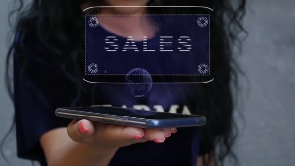 Žena ukazuje Hud prodej hologramů — Stock video