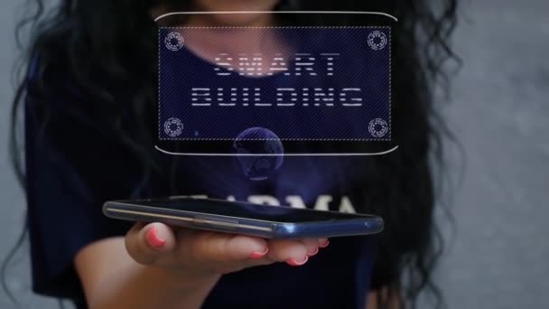 Frau zeigt hud Hologramm smart building — Stockvideo