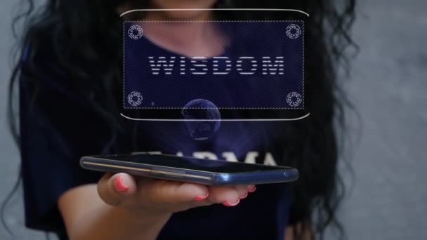 Mujer mostrando holograma HUD Sabiduría — Vídeo de stock