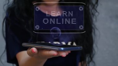 Hud hologramını gösteren kadın Çevrimiçi Öğren